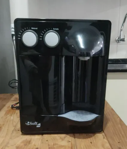 Purificador Soft preto, água natural e gelada, bem conservado. R$800,00 Retirada no Poço.