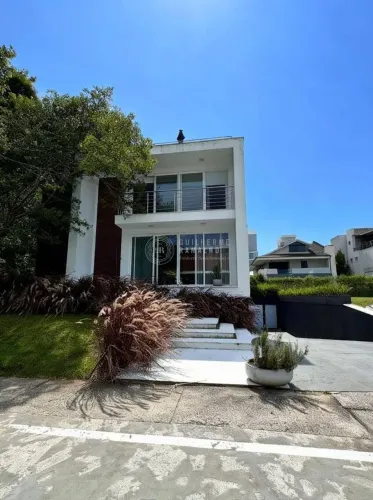 Casa alto padrão à venda no Condomínio Porto Riviera com 05 suítes (01 master com 2 banhei