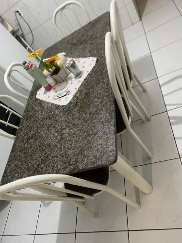 Mesa mármore com 6 cadeiras de ferro 