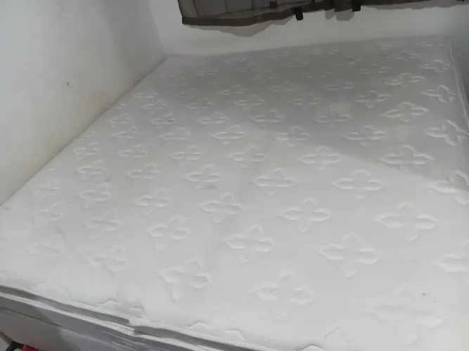 Cama semi nova