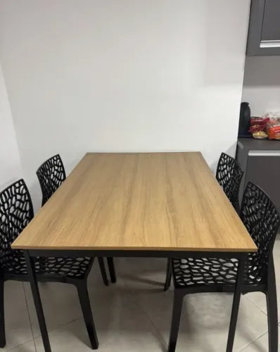 ? Mesa de jantar retangular com 4 cadeiras ?