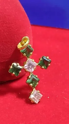 Pingente Cruz Ouro 18 Kilates com Pedras Peso 2.50 Gramas 27 x 12 mm Zircônias 3 mm