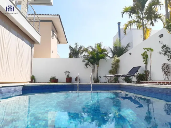Casa tipo Sobrado com 4 Suítes para alugar, 274m2 por R$ 14.500,00/mês com taxa de condomí