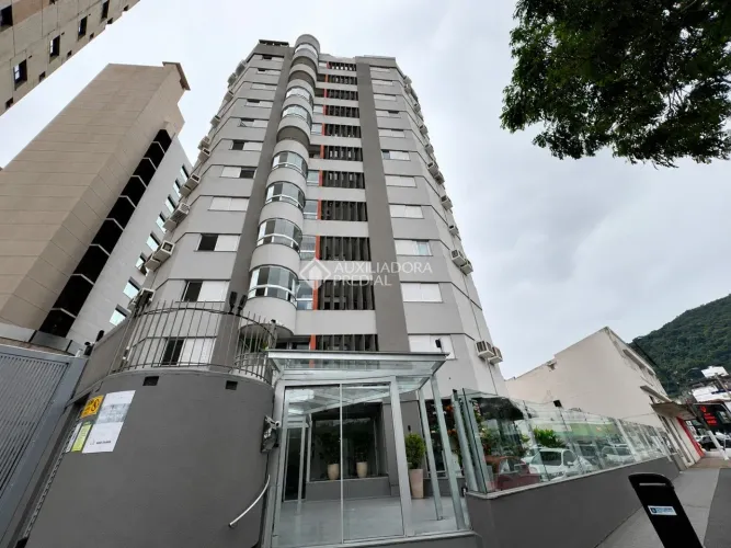 Apartamento 3 Quartos (Reversível para 2) com Suíte e Garagem Coberta no Centro de Florian