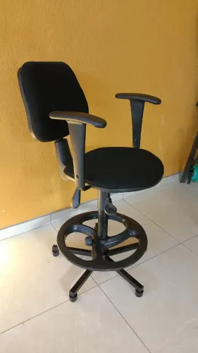 Cadeira escritório e caixa alta balcão 