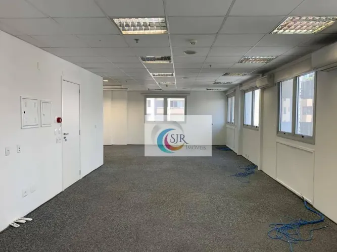 Conjunto comercial de 254m² disponível para locação. Condomínio possui manobrista e garage