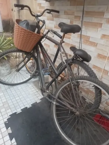 Bike c cestinha pneu mucho pois está parada ..pegar encher pneu e so
