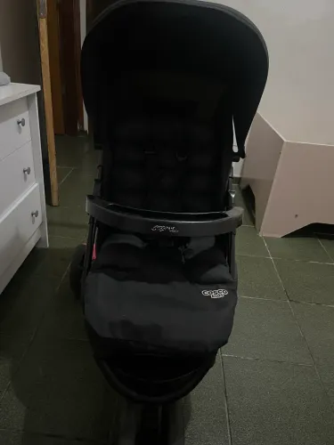 Carrinho de bebê preto 3 rodas 