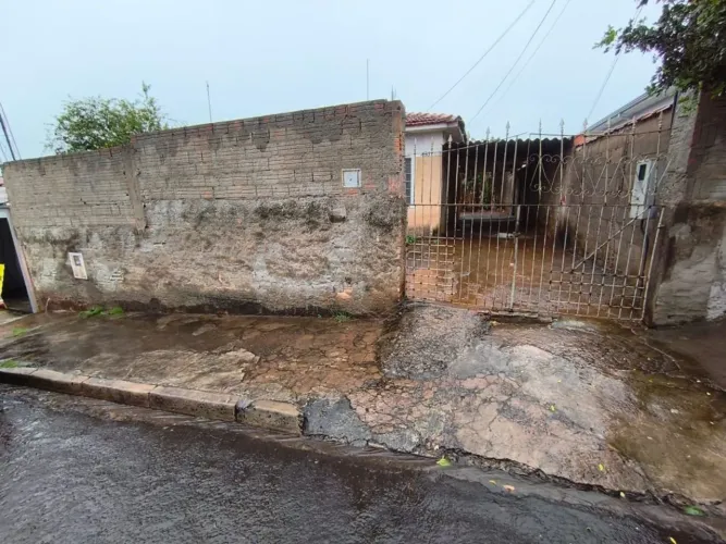 Locação de Casas / Padrão na cidade de Araraquara