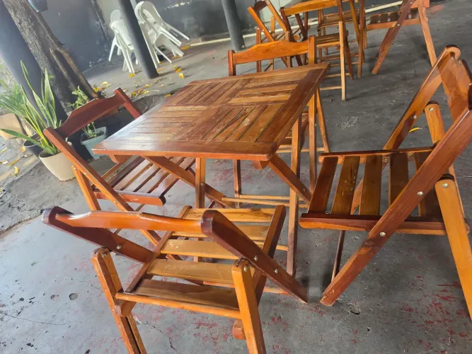 Mesa com cadeira de madeira