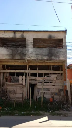 Terreno com Construção de 2 Andares - 112 m² - R$ 270 Mil