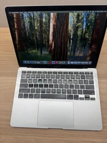 Macbook Air M1, prata, 8 GB de ram, 256 GB SSD. Apple chip