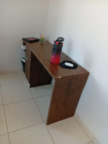 ESCRIVANINHA + CADEIRA GIRATÓRIA - EM BOM ESTADO