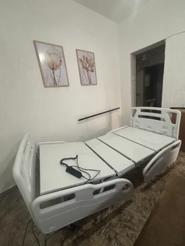 Cama hospitalar elétrica seminova