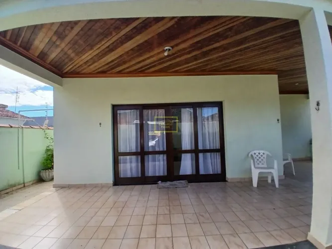 Casa com Piscina à Venda em Caraguatatuba/SP