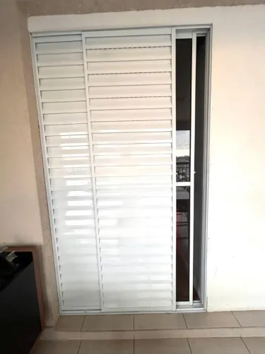 PORTA DE CORRER TRIPLA ALUMÍNIO BRANCO 1,20 X 2,10 - COM VIDRO