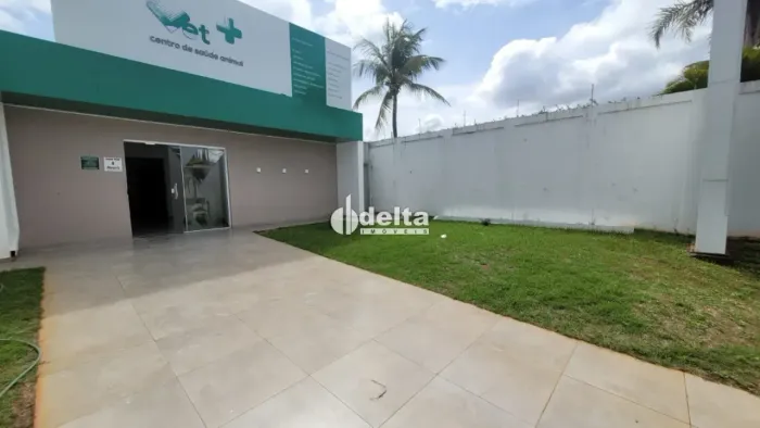 Casa comercial com 14 salas disponível para locação no bairro Jardim Karaíba em Uberlândia