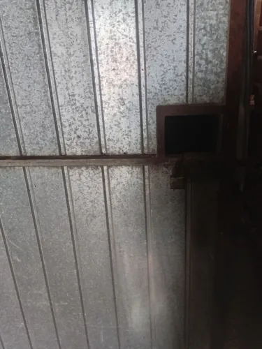 Portão e uma porta de vidro