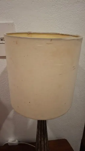 Luminária marrom e creme usada e com manchas de tempo