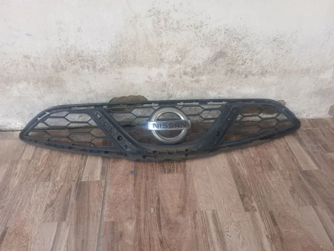 Grade frontal do Nissan march