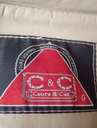 Jaqueta de couro legítimo.