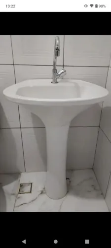 Pia de Banheiro de louça perfeita sem a torneira 