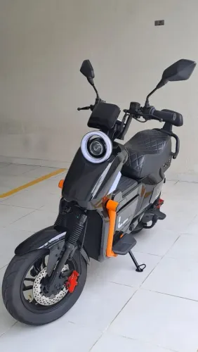 Novíssima, 4 meses de uso, somente 900 km