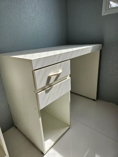 Kit escrivaninha + Móvel com prateleiras.