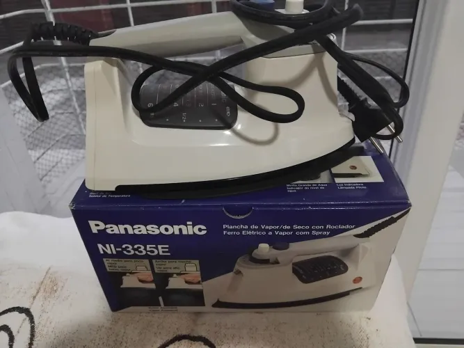 Ferro de passar a vapor NI-335E, Base antiaderente.