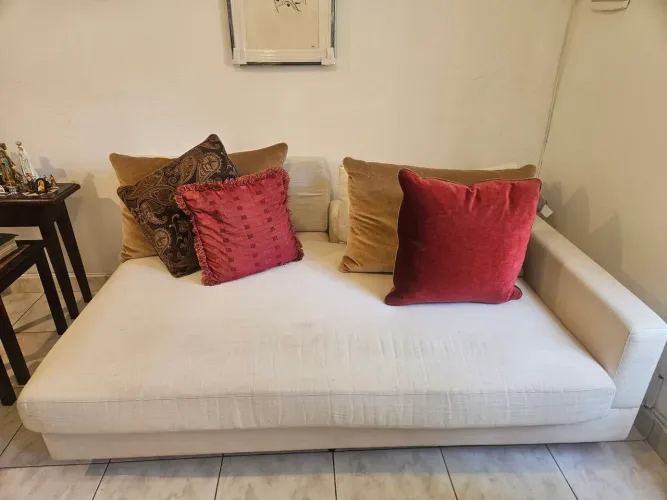 Sofá grande da Artefacto + almofadas