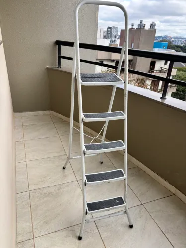 Escada de ferro, 5 degraus, dobrável.