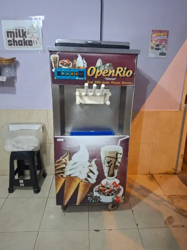 Vendo Máquina de Sorvete, funcionando.