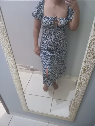 Vestido preto com flores brancas
