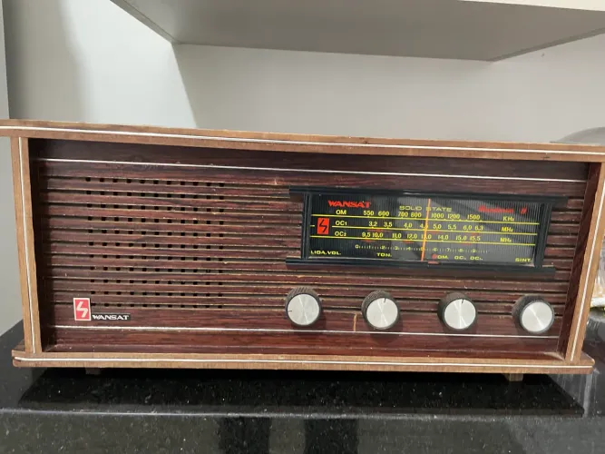 Rádio antigo colecionador 1970