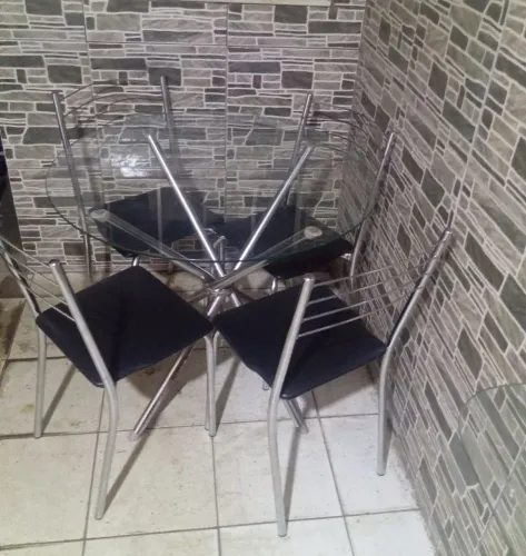 MESA COM TRAMPO DE VIDRO E 4 CADEIRAS