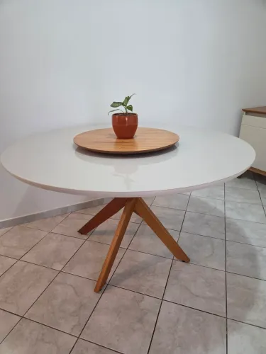 Mesa redonda 134 cm com tampo de vidro e pés de madeira