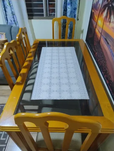 Mesa de jantar, 1,60x0,90m, com tampo de vidro e quatro cadeiras almofadadas.