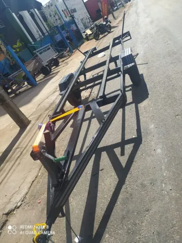 Carretinha pra canoa de 5mt chassi no enregecido de 100 na chapa 13 fecho de mola pra até 
