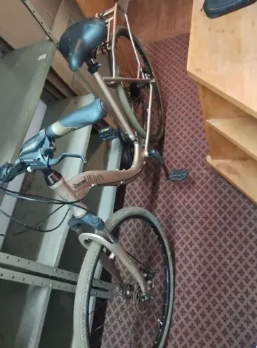 A bicicleta Urban ID da Groove vem equipada com 21 velocidades, aro 700, garfo com suspens