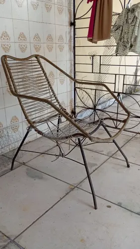 Cadeiras de ferro,duas , modelo bem antigo, pesado ferro bom.vendo cada uma por 100$$.