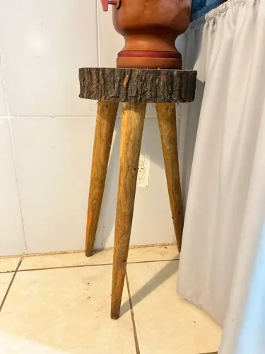 Banquinhos rústicos de madeira