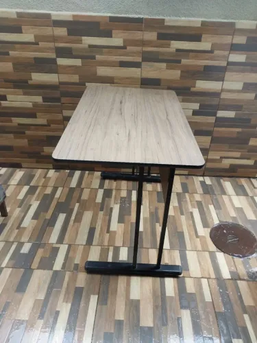 Vendo 2 mesas de escritório ótimo estado. Medida 1 M X 0,60. R$ 170,00 cada