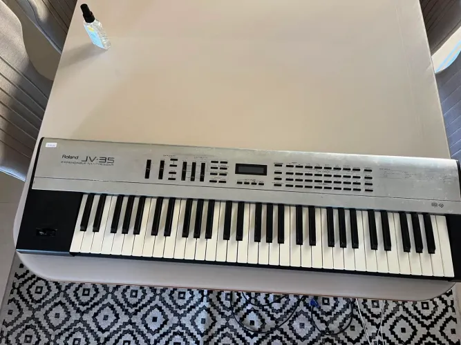 Teclado JV-35 Roland