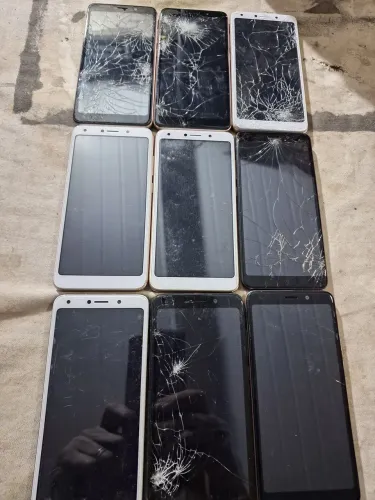 lote com 6 celulares para consertar ou retirada de peças