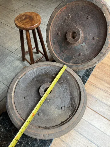 Roda de borracha e Ferro antiga 