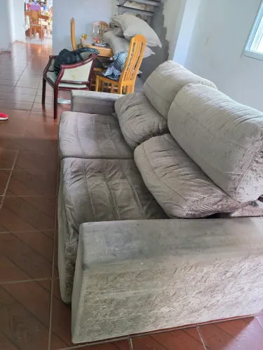 Sofá retrátil usado mas bom pra reformar.