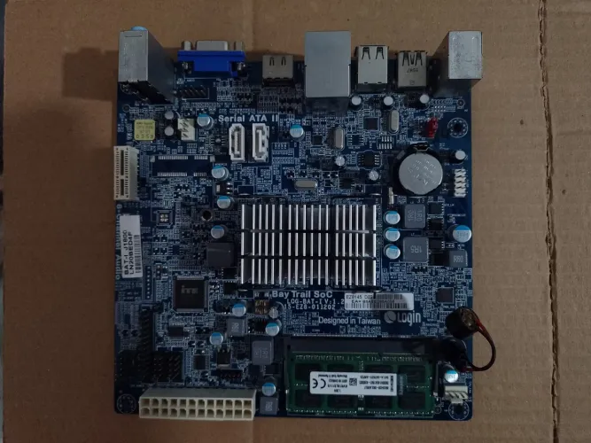 Mini PC celeron J1800 (Apenas a placa mãe e a memória RAM)