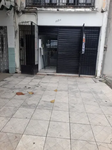 Ponto comercial com 2 salão, cozinha, 3 banheiros, sala e entrada da área de ventilação