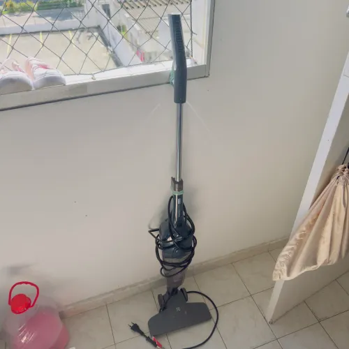Aspirador de Pó Vertical Electrolux PowerSpeed 2 em 1 - Funcionando
