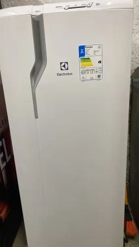Geladeira Electrolux Cycle Defrost 240L Degelo Prático Uma Porta Branca RE31